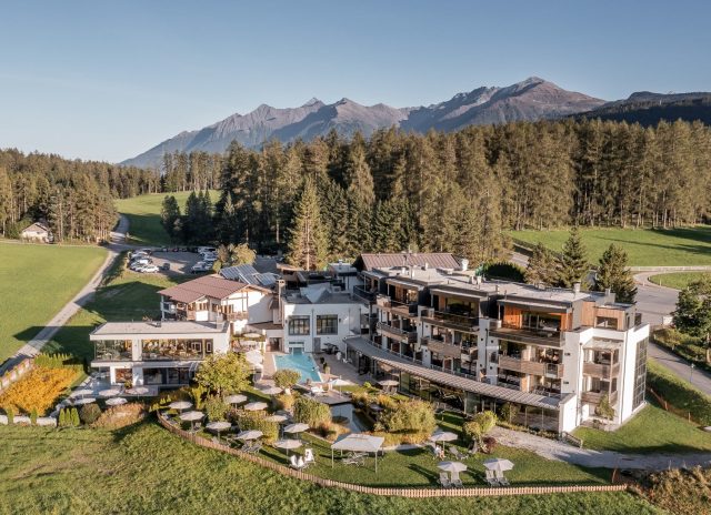 Luftaufnahme eines Hotels in den Bergen