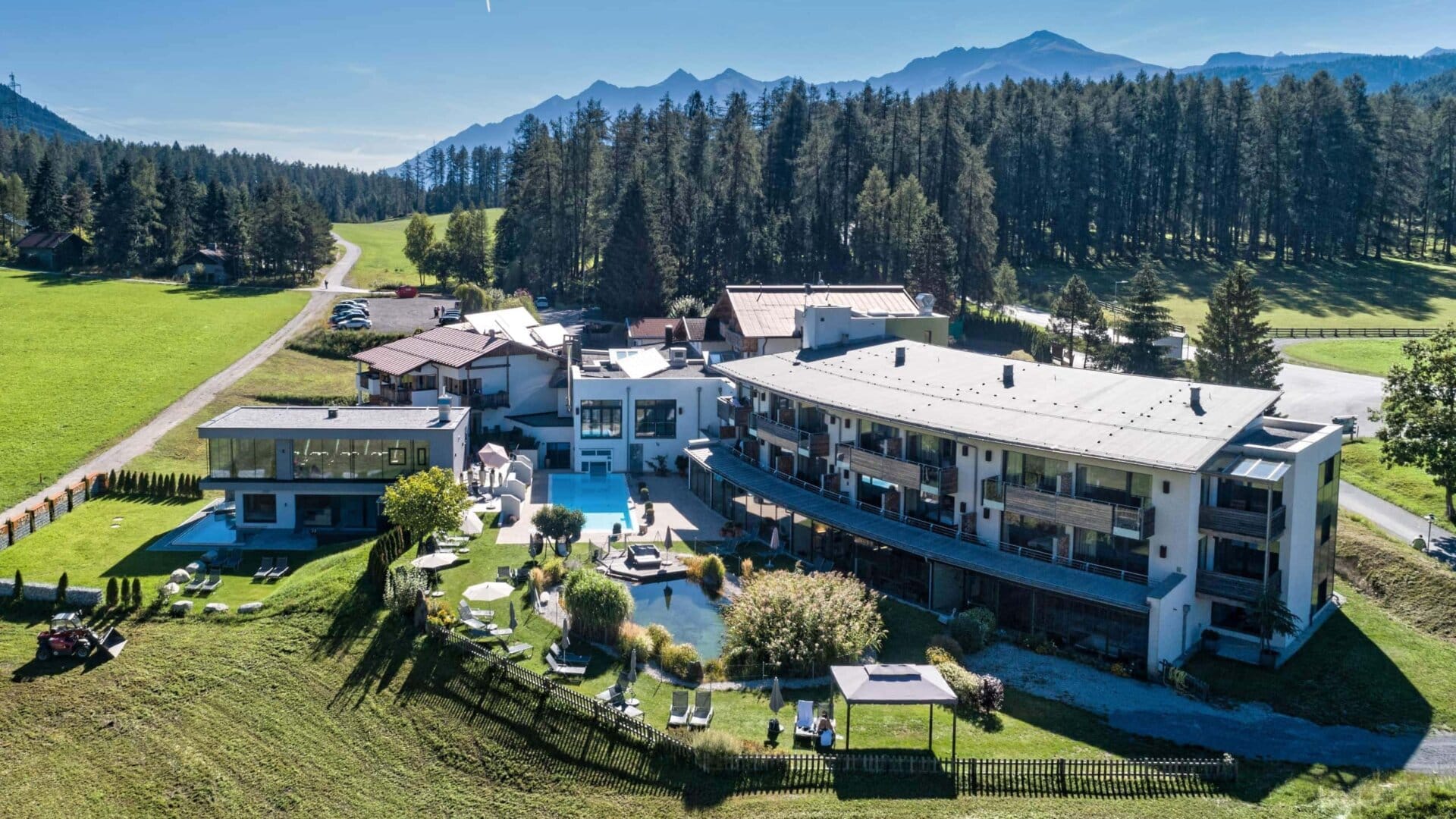 Luftaufnahme eines modernen Hotels in den Bergen