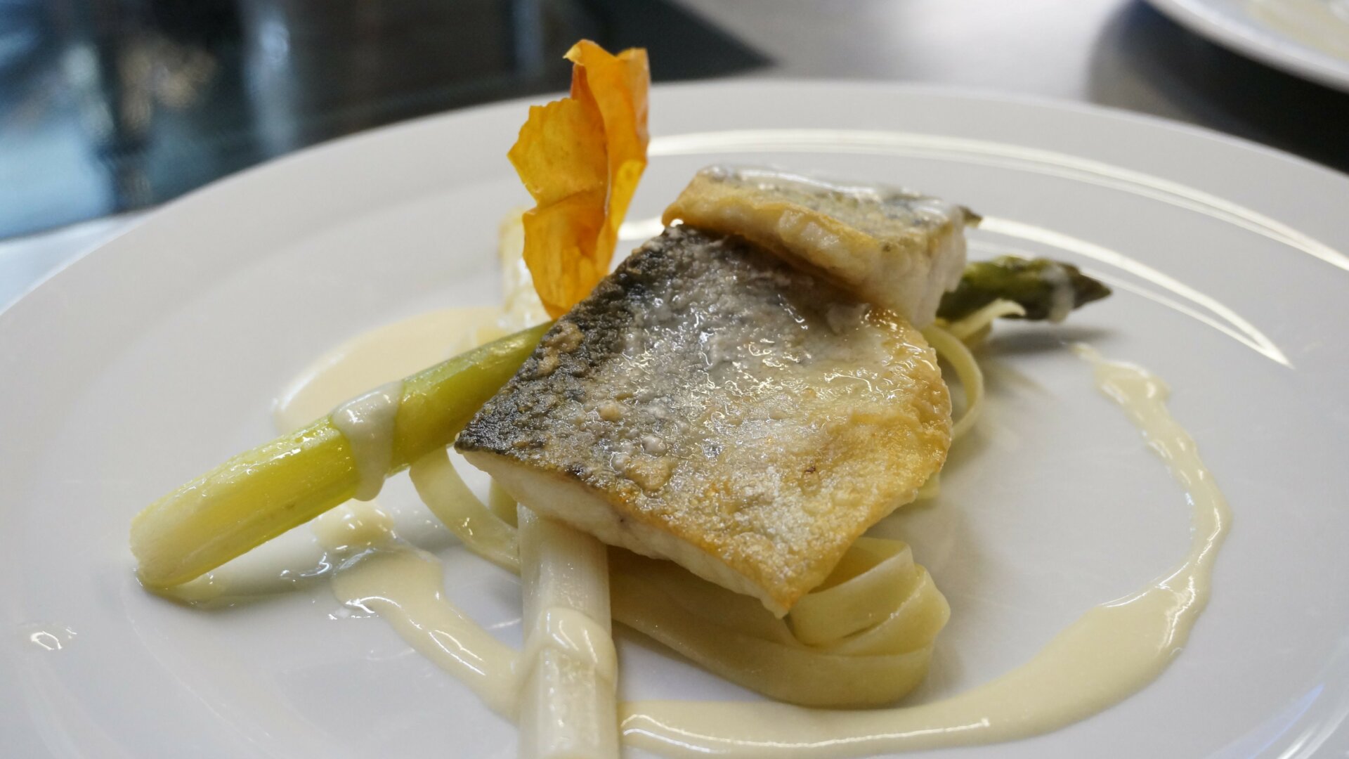 Gebratener Fisch mit Beilagen und Soße
