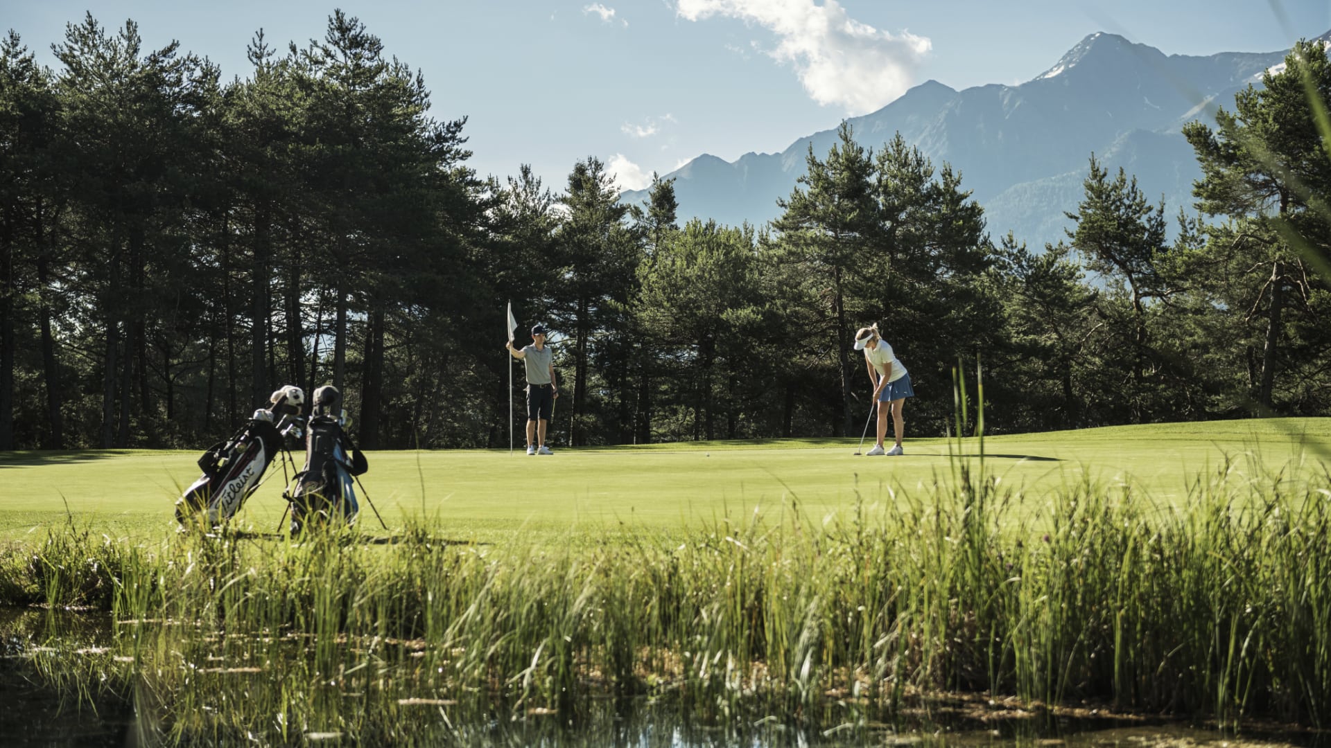 Golfspielende Personen in malerischer Landschaft