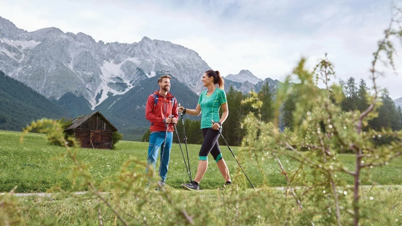 Wanderer genießen die Natur in den Bergen.