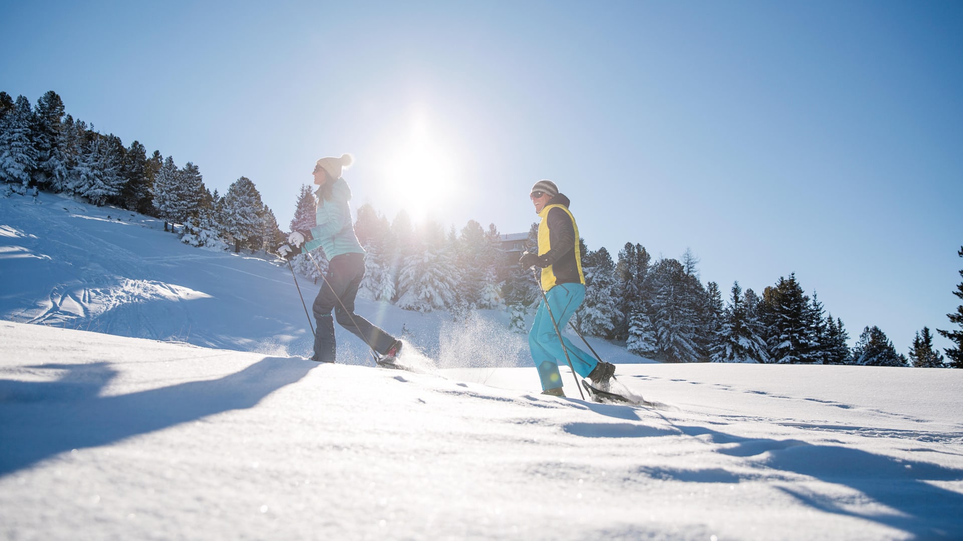 Zwei Personen beim Skiwandern im Schnee.