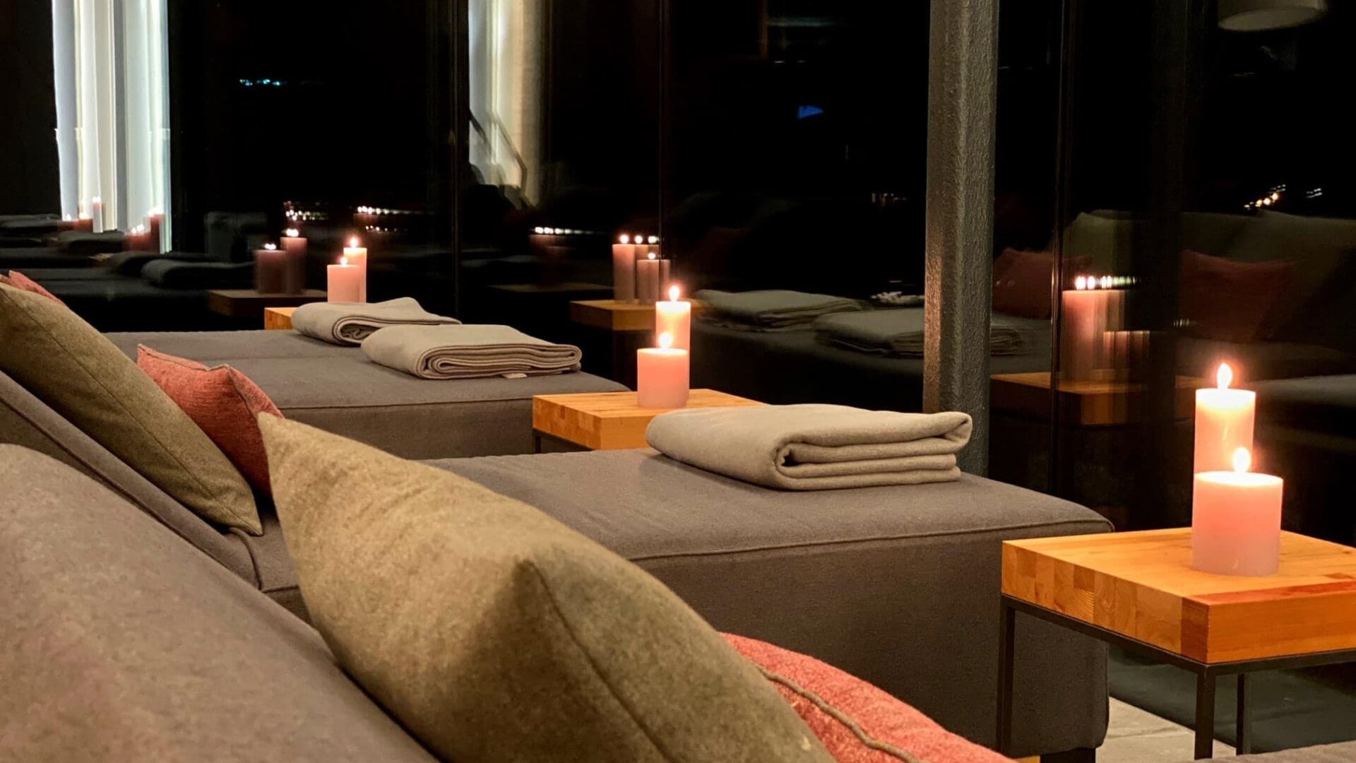 Gemütliche Lounge mit Kerzen und Decken