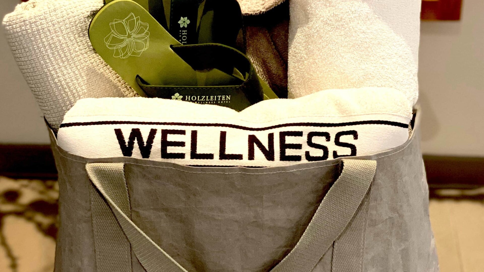 Wellnesstasche mit Slippern und Handtüchern