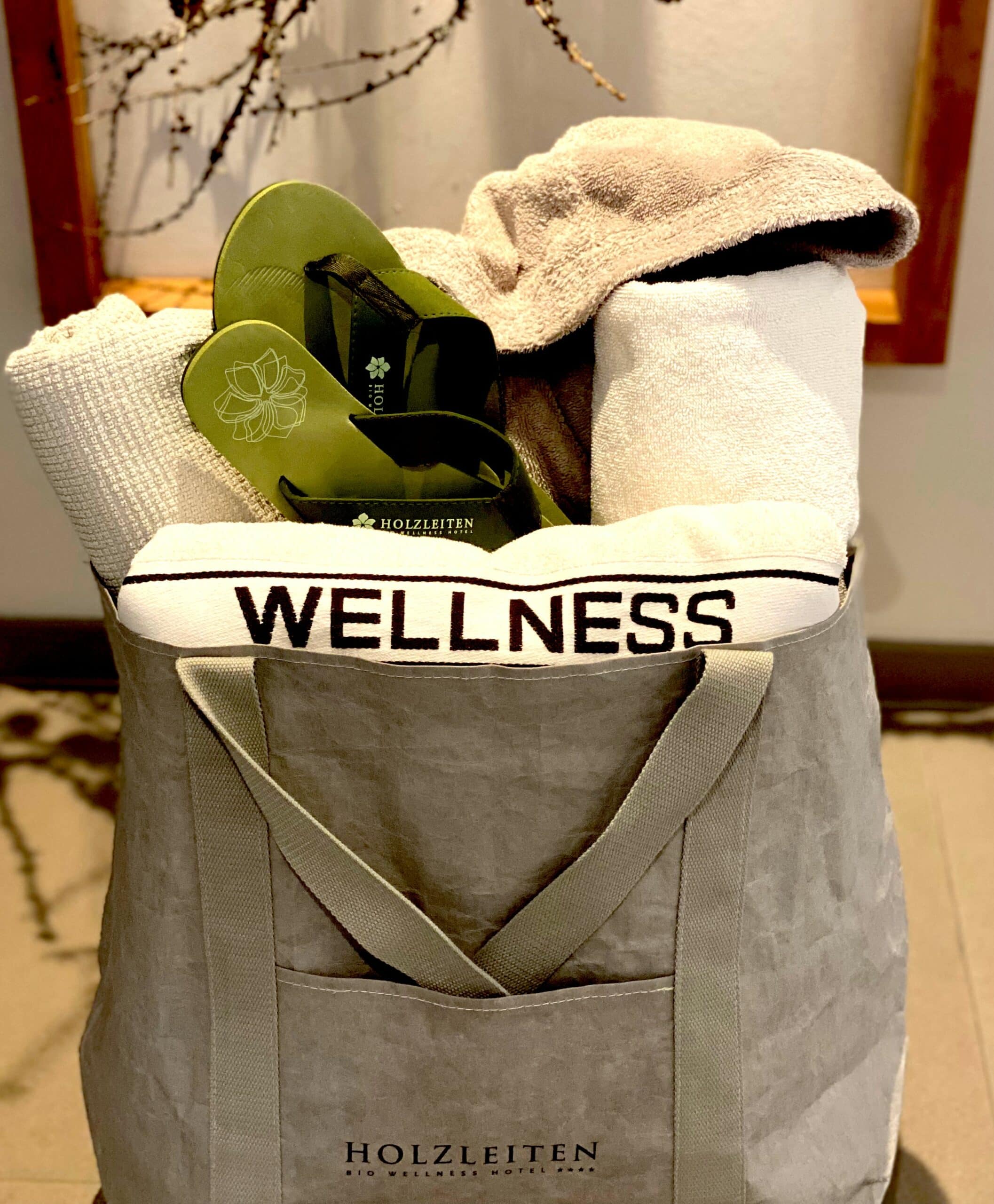 Wellnesstasche mit Slippern und Handtüchern