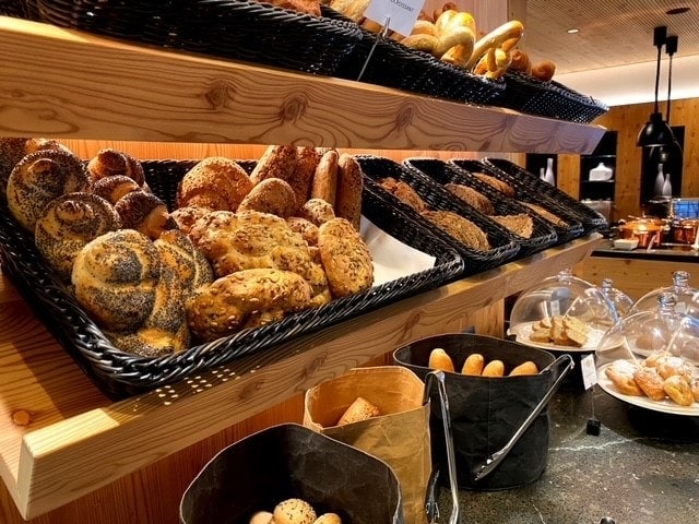 Vielfalt an frischen Brötchen in Körben