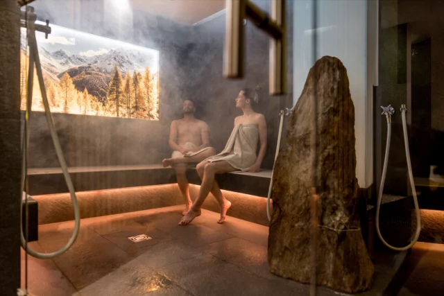 Paar entspannt in einer modernen Sauna.