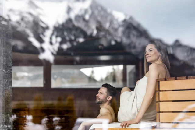 Paar entspannt in einer modernen Sauna