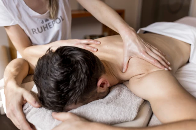 Massagebehandlung zur Entspannung und Regeneration.