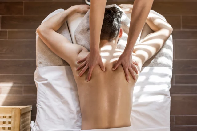 Rückenmassage in einem Wellnessbereich
