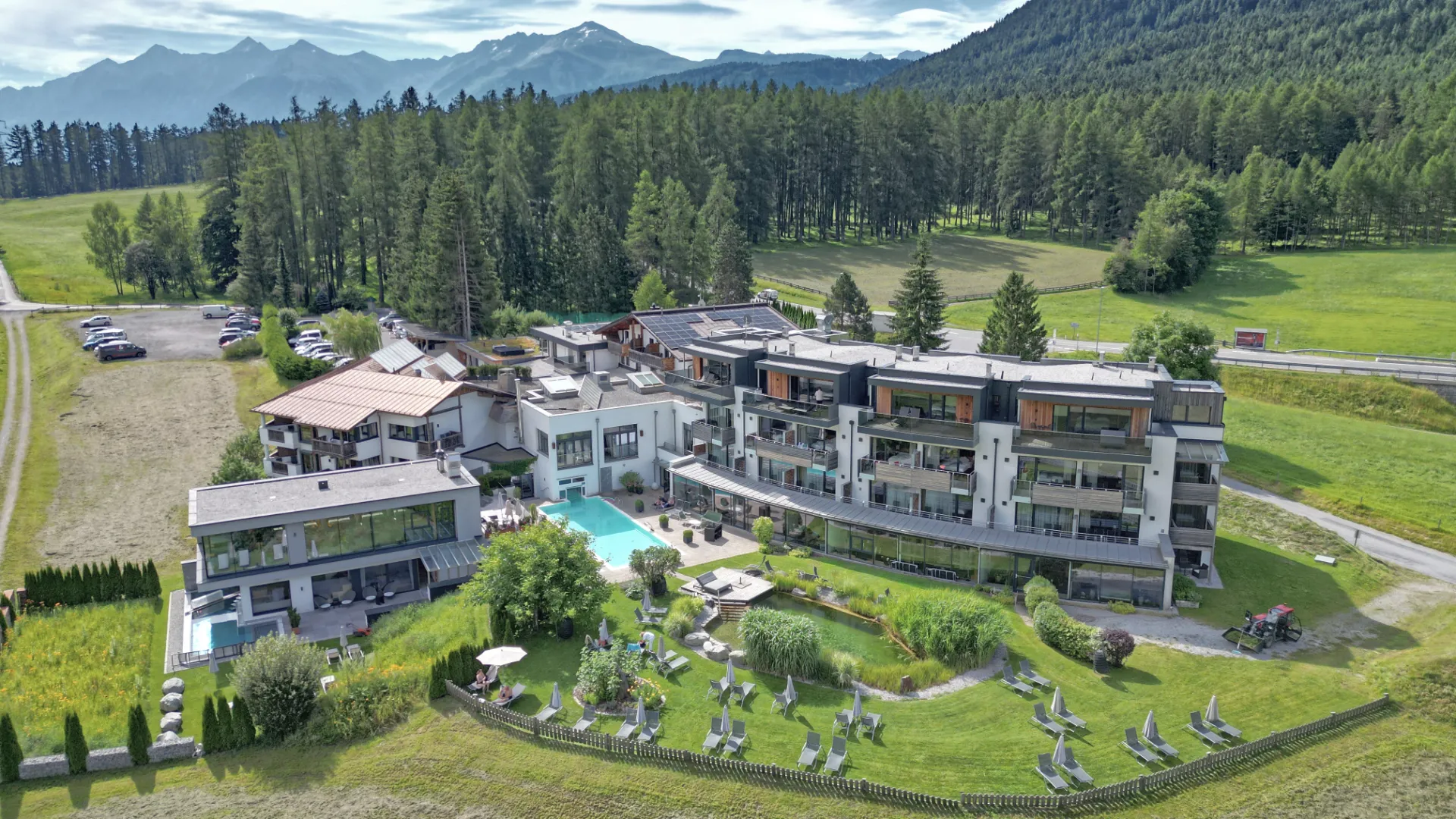 Luftaufnahme eines modernen Hotels in der Natur