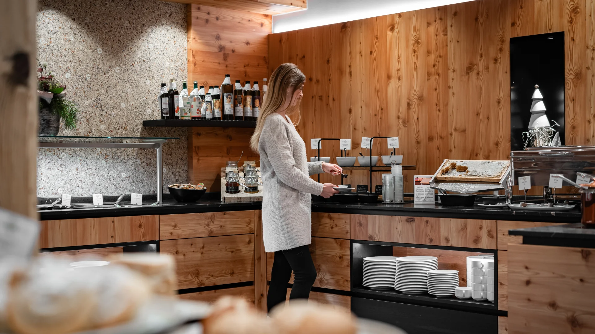 Frau am Buffet in einem Holzinterieur
