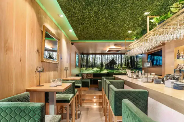 Stylische Bar mit Pflanzen und Holzinterieur