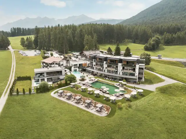 Luftaufnahme eines Hotels mit Pool und Garten