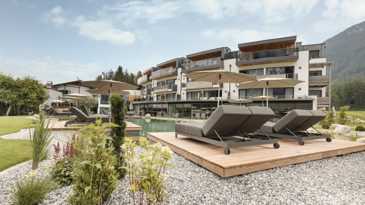 Moderne Liegen am Pool mit Blick auf Gebäude