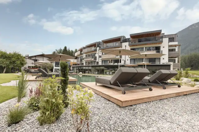 Moderne Liegen am Pool mit Blick auf Gebäude