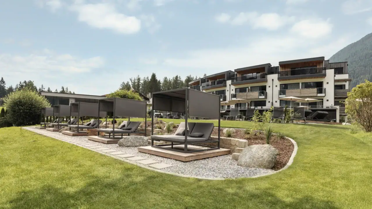 Entspannende Liegen in einem Gartenbereich