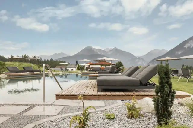 Entspannungsbereich am Pool mit Bergblick
