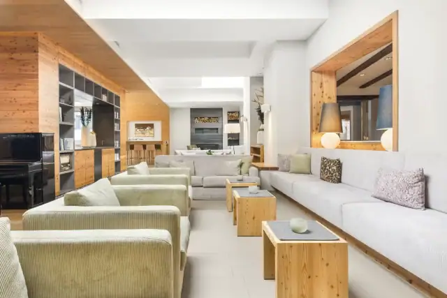 Modernes Wohnzimmer mit bequemen Sofas und Holzmöbeln.