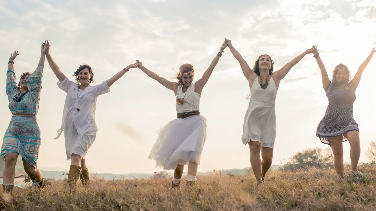 frauen retreat frauen auf wiese